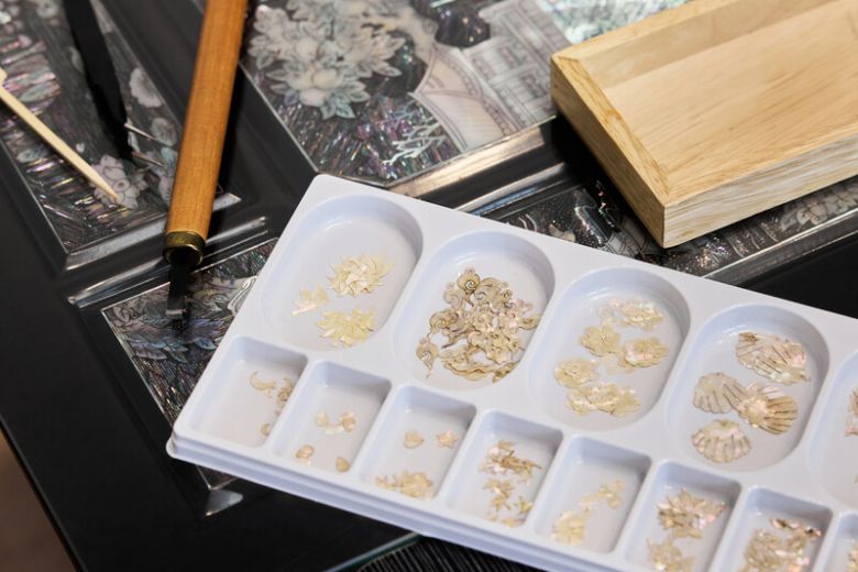 자개 공예 재료들. 염서정 스튜디오 어댑터