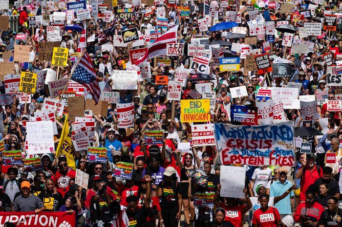6일(현지시각) 미국 워싱턴디시(D.C.)에서 열린 \'우리는 모두 디시: 전국행진\' 시위에 참여한 수천명의 시민들이 행진하는 모습. 앞서 도널드 트럼프 행정부는 워싱턴디시에 주방위군을 배치했다. AFP 연합뉴스