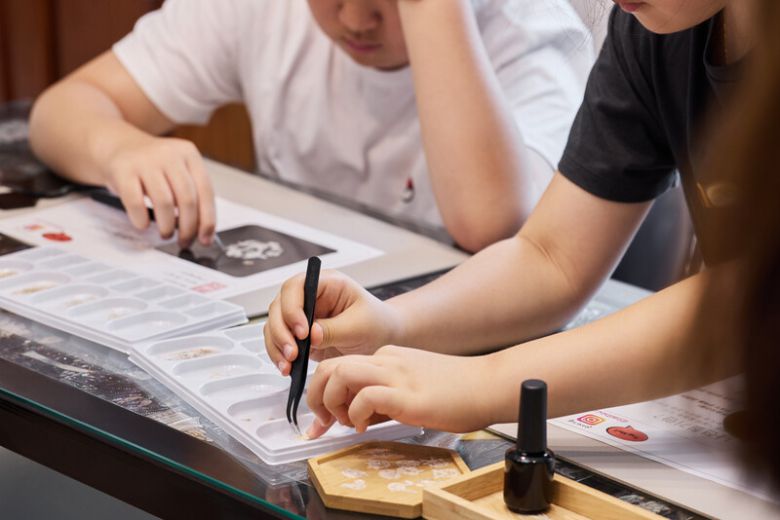 자개 공예품을 만들 때는 섬세한 손놀림이 필요하다. 염서정 스튜디오 어댑터