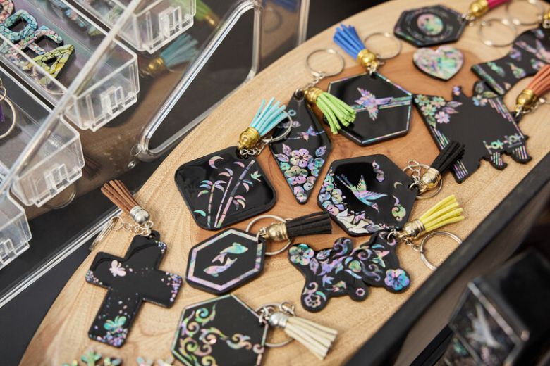 다채로운 자개 공예품들. 개성 강한 문양이 돋보인다. 염서정 스튜디오 어댑터