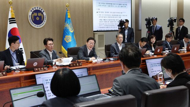 이재명 대통령이 7월29일 서울 용산 대통령실에서 생방송으로 중계된 국무회의를 주재하며 김영훈 고용노동부 장관(뒷모습 보이는 이 가운데)에게 산업 현장 안전 확보를 위한 정부 차원의 대책을 주문하고 있다. 대통령실 사진기자단