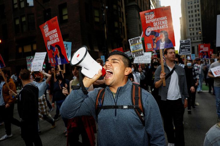 6일(현지시각) 미국 일리노이주 시카고 도심에서 시위대가 ‘추방을 멈춰라. 이민자를 보호하라’는 팻말을 들고 행진하는 모습. 로이터 연합뉴스