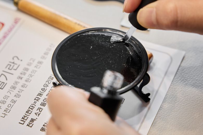 자개 공예품을 만들 때는 섬세한 손놀림이 필요하다. 염서정 스튜디오 어댑터