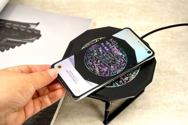 국립중앙박물관 굿즈 판매 누리집 ‘국립박물관 문화상품’에 올라가 있는 ‘자개소반 무선충전기’ 이미지. 누리집 화면 갈무리