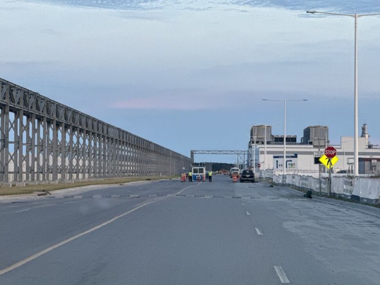 미국 조지아주 엘러벨의 현대차그룹-엘지(LG)에너지솔루션(엔솔) 합작 배터리 공장 건설 현장. 직원들이 입구를 막고 있다. 엘러벨/김원철 특파원