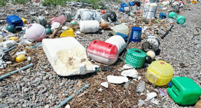 전남 고흥군 도화면 다도해해상국립공원 해변 일대. 폐스티로폼 부표, 플라스틱 통 등 양식장에서 떠밀려온 것으로 보이는 대형 쓰레기들이 해변을 뒤덮고 있다. 녹색연합 제공