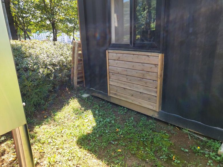 만수산 무장애길 관리사무소 뒤쪽에 나무판자가 세워져 있다. 노상방뇨가 너무 많이 발생해 관리사무소 직원들이 세워놓은 것이다. 이승욱기자