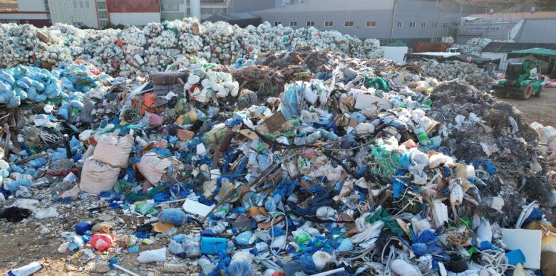 경남 통영시의 해양쓰레기 처리 집하장. 온갖 종류의 해양쓰레가 거대한 산을 이루고 있다. 녹색연합 제공