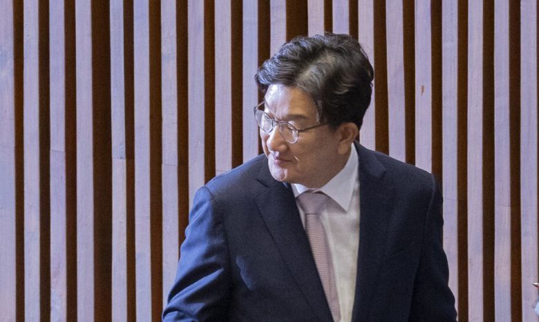 권성동 국민의힘 의원이 9일 국회에서 열린 본회의에 참석해 국회 의사국장의 본인에 대한 체포동의안 접수 보고를 들은 뒤 회의장을 떠나고 있다. 연합뉴스