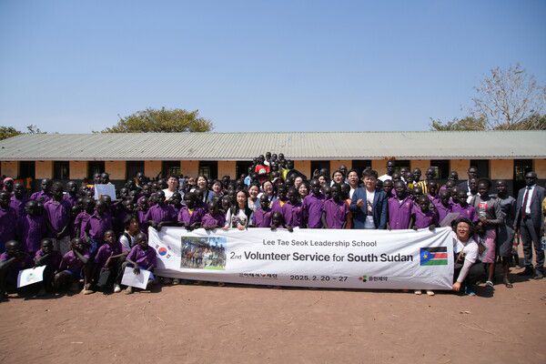 이태석재단은 청소년들을 나눔과 봉사의 리더로 성장시키는 ‘이태석 리더십스쿨’을 운영한다. 사진은 리더십스쿨에 참여한 학생들이 남수단에서 자원봉사를 마친 뒤 기념사진을 찍고 있는 모습. 이태석재단 제공