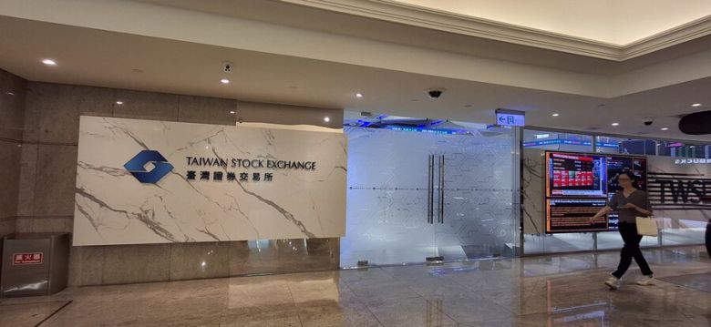 타이페이 101 타워 2층의 대만증권거래소 사무실 앞을 지난달 26일 행인이 지나고 있다.