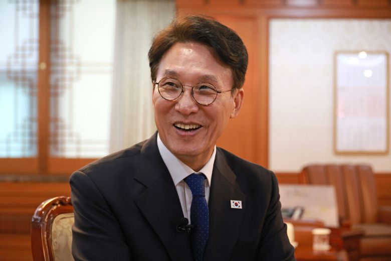 김민석 국무총리가 8일 오후 서울 종로구 정부서울청사 집무실에서 한겨레와 직격인터뷰를 하고 있다. 정용일 선임기자 yongil@hani.co.kr