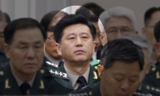 노상원 전 국군 정보사령관이 2016년 10월5일 오전 국회 국방위원회의 국방부 국정감사에 출석해 인사하고 있다. 한겨레 자료사진