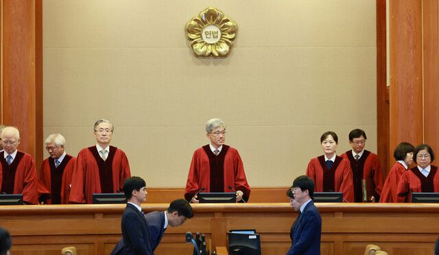 김상환 헌법재판소장과 헌법재판관들이 9일 서울 종로구 헌법재판소 대심판정에서 열린 조지호 경찰청장 탄핵심판 사건 첫 변론기일에 입장하고 있다. 연합뉴스