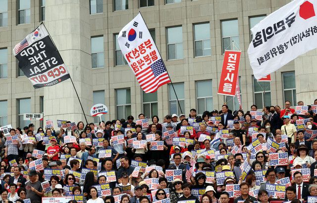 12일 서울 여의도 국회 본청 앞 계단에서 국민의힘이 주최한 ‘야당 탄압 독재정치 규탄 대회’에서 부정선거 의혹을 제기하는 이들이 외치는 구호 ‘스톱 더 스틸(Stop the Steal)이라고 적힌 대형 깃발이 휘날리고 있다. 김경호 선임기자 jijae@hani.co.kr