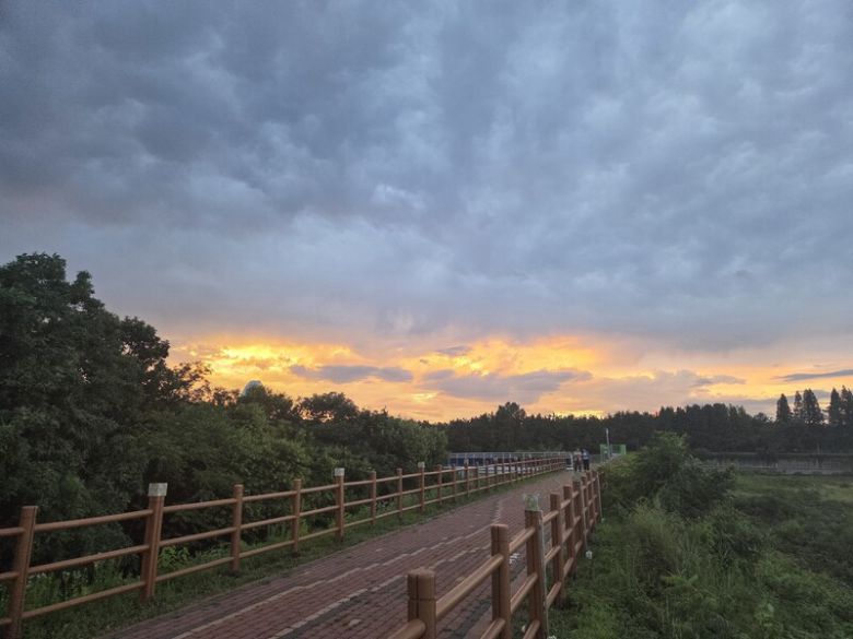 달릴 때 잊히지 않는 풍경을 선사하는 경주. 이재진 제공