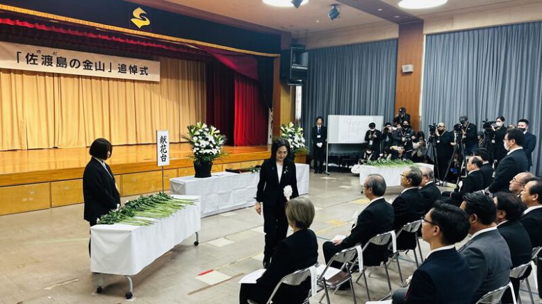 지난해 11월 일본 니이가타현 사도섬 아이카와개발종합센터에서 열린 ‘사도광산 추도식’에서 일본 정부 쪽 대표로 참석한 이쿠이나 아키코 정무관이 내빈 인사말을 마친 뒤 자리로 돌아오고 있다. 홍석재 특파원