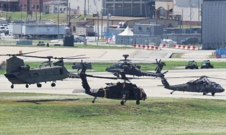 한국과 미국이 ‘을지자유의 방패 연습’을 오는 18∼28일 실시한다고 밝힌 지난 7일 경기도 평택시 캠프 험프리스에서 블랙호크 헬기와 치누크 헬기가 이동하고 있다. 연합뉴스