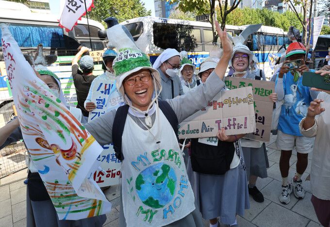 새만금신공항 기본계획 취소소송 인용판결이 내려진 지난 11일 오후 서울 양재동 서울행정법원 앞에서 새만금신공항 기본계획 취소 소송인단과 새만금신공항백지화공동행동, 새 사람행진단 단원들이 기뻐하고 있다. 김태형 기자.xogud555@hani.co.kr
