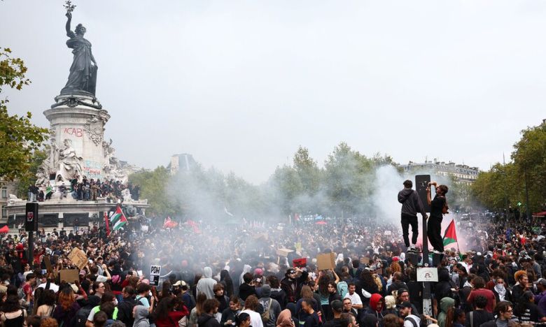 10일 프랑스 파리에서 열린 ‘모든것을 봉쇄하자’ 집회 모습. 정부의 재정 긴축 등에 반대하는 이날 집회에 20만여명이 참여했다. 로이터 연합뉴스