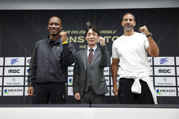 13일 서울 마포구 서울월드컵경기장에서 열린 ‘2025 아이콘 매치: 창의 귀환’ 기자간담회에서 양 팀 주장인 디디에 드로그바(왼쪽)와 리오 퍼디낸드(오른쪽), 박정무 넥슨 사업부사장이 기념촬영을 하고 있다. 넥슨코리아 제공