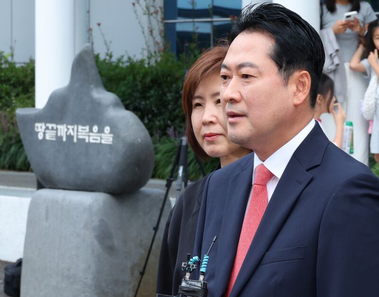 장동혁 국민의힘 대표가 14일 오전 부산 강서구 세계로교회 예배에 참석 하기 전 취재진 질문에 답하고 있다. 연합뉴스