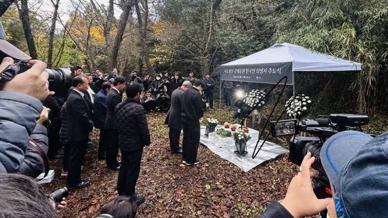 지난해 11월 일본 니가타현 사도시에서 열린 사도광산 강제동원 한국인 희생자 추도식에서 조선인 희생자 유족들이 참배하고 있다. 홍석재 특파원