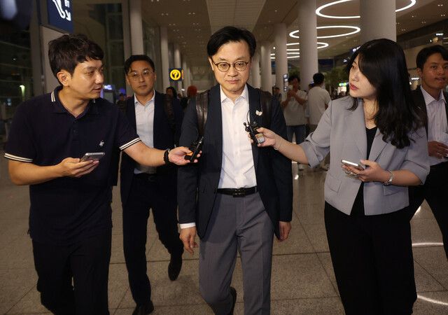 미국 현지에서 한미 관세협상 관련 후속 협의를 한 김정관 산업통상자원부 장관이 14일 오전 영종도 인천국제공항을 통해 귀국하고 있다. 연합뉴스