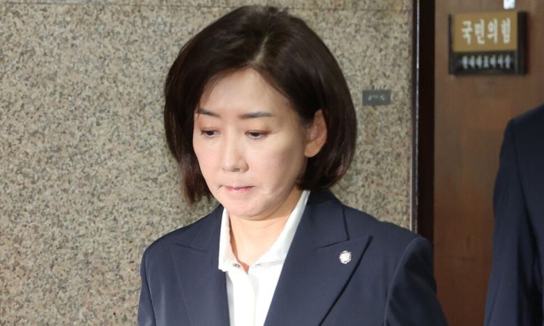 국회 법제사법위원회 소속 국민의힘 나경원 의원이 15일 서울 여의도 국회에서 조희대 대법원장에 대한 여당의 사퇴 요구 등 현안에 대한 입장을 밝히기 위해 발언대로 향하고 있다. 연합뉴스