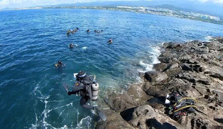 해양시민과학센터 파란의 다이버들이 산호 탐사와 기록을 위해 입수하고 있다. 해양시민과학센터 파란 제공