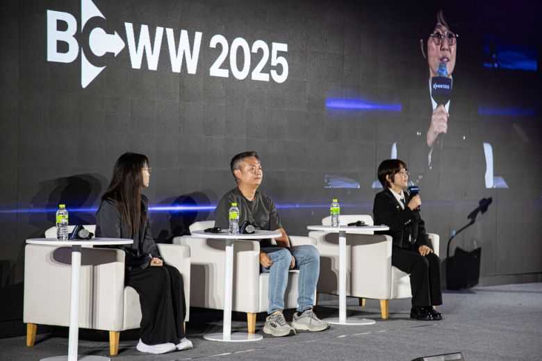 BCWW 스페셜 세션에 참여한 김은희 작가(왼쪽부터)와 강윤성 감독, 방송인 송은이. 한국콘텐츠진흥원 제공