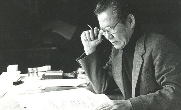 작곡가 윤이상은 1995년 독일 베를린에서 서거해 그곳 가토우 공원묘지에 묻혔다. 이후 23년 만인 2018년 유해가 고국으로 돌아와 통영국제음악당 옆 바다가 보이는 곳에 안장됐다. 팀프 앙상블 제공