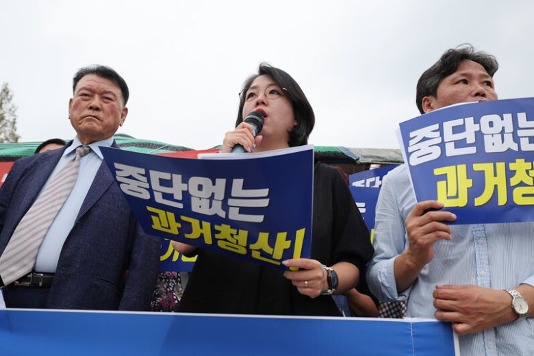 국가폭력 피해자들이 16일 낮 서울 여의도 국회 앞에서 연 ‘올바른 3기 진실·화해기본법 조속한 개정 촉구’ 기자회견에서 기본소득당 용혜인 의원이 발언하고 있다. 최현수 기자 emd@hani.co.kr