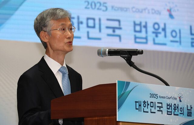 조희대 대법원장이 지난 12일 서울 서초구 대법원에서 열린 법원의 날 기념식에서 기념사를 하고 있다. 류우종 기자 wjryu@hani.co.kr