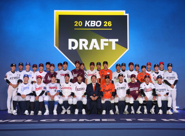 17일 서울 송파구 롯데호텔 월드에서 열린 2026 KBO 신인드래프트에서 지명된 선수들이 허구연 총재와 함께 기념촬영을 하고 있다. 연합뉴스