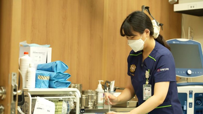 지난 7월17일 밤 영월의료원 응급실에서 간호사가 응급 처치를 준비하고 있다. 위준영 김승하 피디