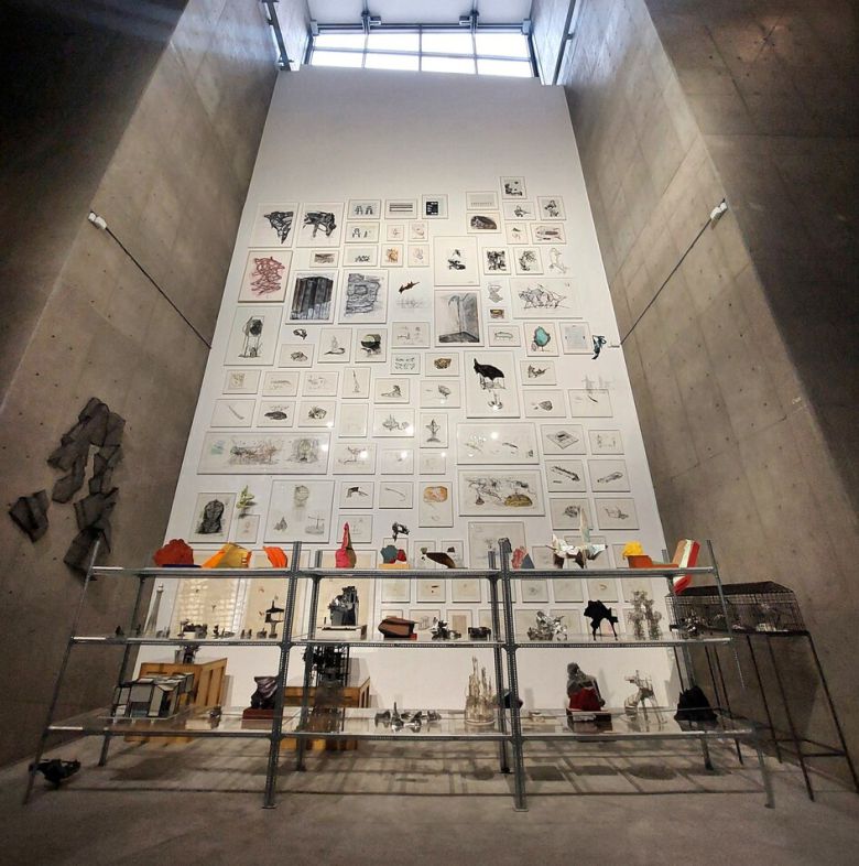 그라운드 갤러리 한쪽 벽면을 채운 이불 작가의 드로잉과 주요 작품 모형 아카이브 진열장. 노형석 기자