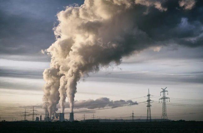 화력발전소 굴뚝을 통해 연기가 배출되고 있다. 게티이미지뱅크