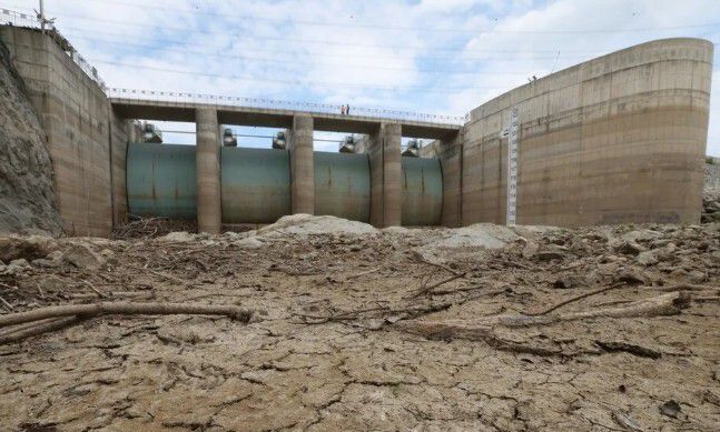 강원 강릉시 성산면 오봉저수지의 저수율이 15.9%까지 떨어진 지난달 28일 오후 저수지 바닥이 갈라져 있다. 김영원 기자 forever@hani.co.kr