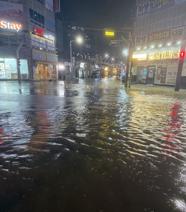 지난 7일 전북 군산에 시간당 150㎜ 이상의 강한 비가 내리면서 나운동 일대 상가가 침수됐다. 독자 제공, 연합뉴스
