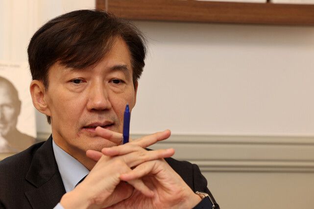 조국 전 대표가 지난 8월15일 한겨레 인터뷰에서 질문에 답하기 전 잠시 생각에 잠겨 있다. 당시 조 전 대표는 “젊은 세대의 ‘입시 비리’ 비판은 변명할 수 없는 문제다. 행동과 실천으로 보여주겠다”고 말했다. 류우종 기자 wjryu@hani.co.kr