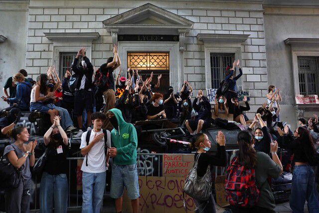 18일 아침 프랑스 남부 마르세유 도심 티에르 고등학교에서 학생들이 쓰레기통 등으로 입구를 봉쇄한 모습. “사방에 경찰만 있고 정의는 없다”는 문구가 적힌 피켓 등이 바리케이트에 걸려있다. AFP 연합뉴스
