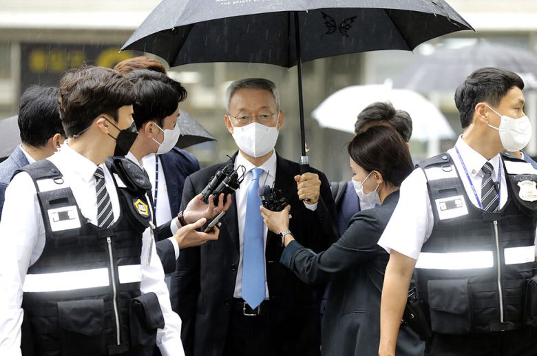 지난 2022년 6월15일 백운규 당시 산업통상자원부 장관이 영장실질심사를 받기 위해 서울동부지법 청사 안으로 들어가고 있다. 김명진 기자 littleprince@hani.co.kr