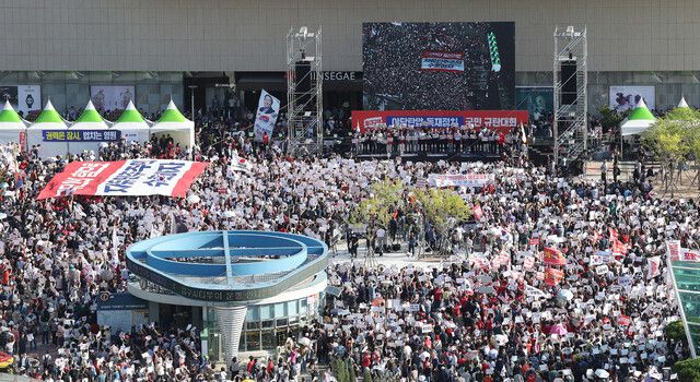 21일 대구 동구 동대구역 광장에서 국민의힘 ‘야당탄압·독재정치 국민 규탄대회’가 열리고 있다. 연합뉴스
