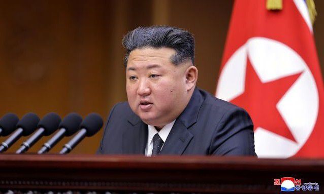 김정은 조선노동당 총비서 겸 국무위원장은 평양 만수대의사당에서 20일부터 진행된 최고인민회의 14기 13차 회의 마지막 날인 21일에 한 ‘중요연설’에서 “4년 전 나는 대화에도 대결에도 준비돼 있어야 하며 특히 대결에는 더욱 빈틈없이 준비돼 있어야 한다고 밝힌 바 있다”며 “우리는 모든 것에 대응할 준비가 돼 있다”고 밝혔다. 조선중앙통신 연합뉴스