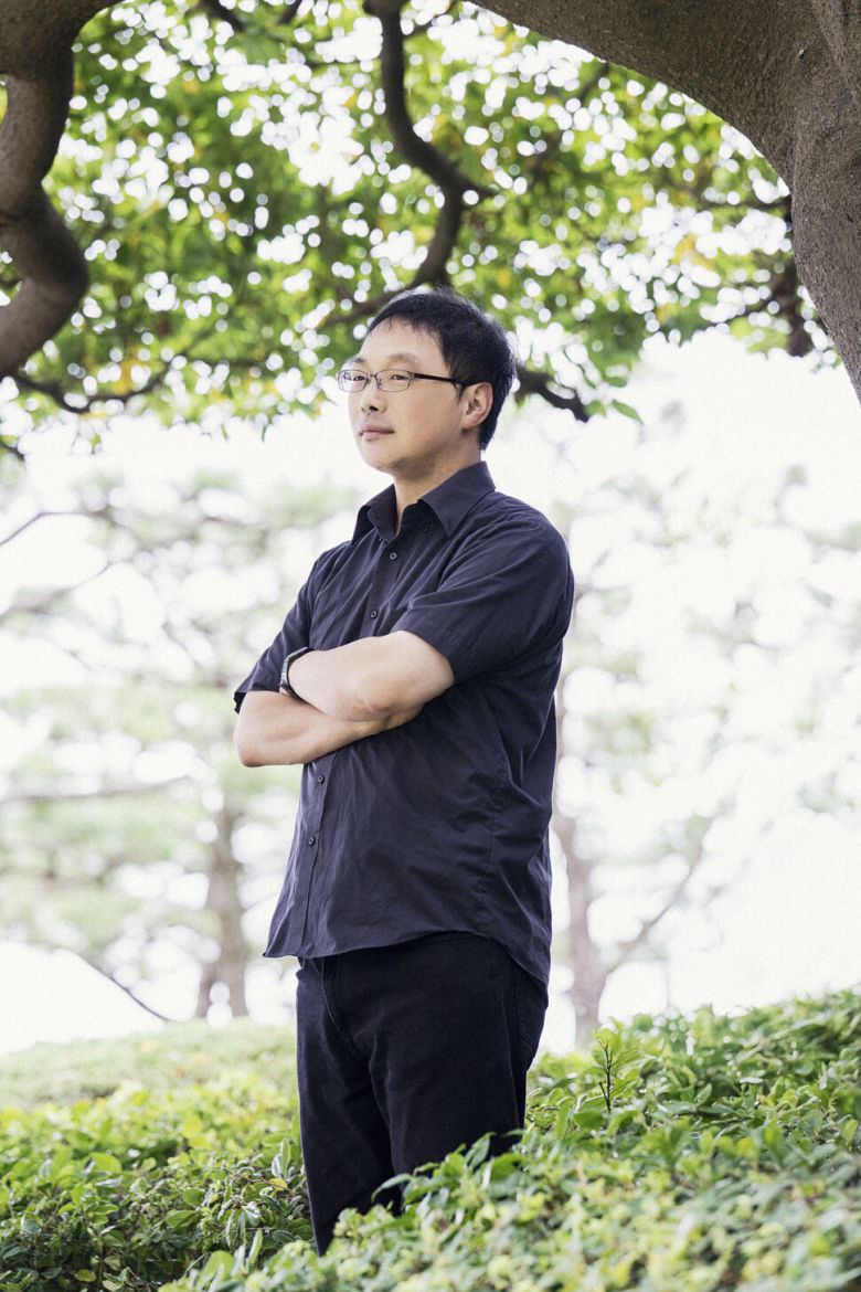 아이돌 그룹의 ‘연애 금지’ 계약 조항을 다룬 신작 ‘연애재판’으로 제30회 부산국제영화제를 찾은 후카다 고지 감독. 백종헌 씨네21 기자 legend@cine21.com