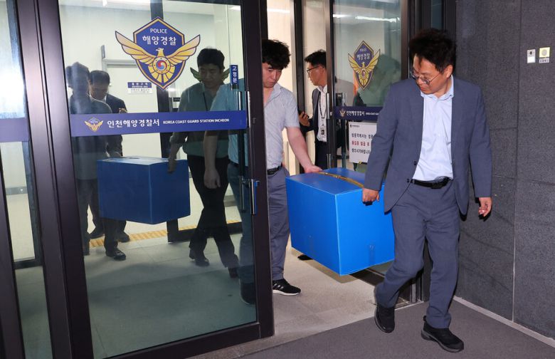 갯벌에 고립된 노인을 혼자서 구하려다가 숨진 해양경찰관 이재석 경사 순직 사고와 관련, 수사 중인 검찰 수사관들이 18일 오후 인천 서구 인천해양경찰서 청사 압수수색을 마친 뒤 압수품을 옮기고 있다. 연합뉴스