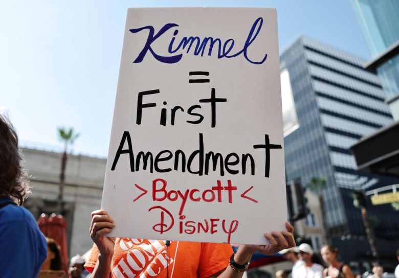 한 시위자가 22일(현지시각) 미국 캘리포니아 로스앤젤레스에서 열린 ‘지미 키멀 라이브’ 방송 중단에 반대하는 시위 도중 팻말을 들고 있다. 로스앤젤레스/AFP 연합뉴스