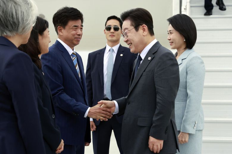 유엔총회 참석차 미국을 방문한 이재명 대통령이 22일(현지시각) 뉴욕 JFK공항에서 차지훈 주유엔대사와 악수하고 있다. 연합뉴스