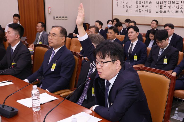 22일 국회 법제사법위원회에서 열린 ‘건진법사 관봉권 띠지 분실’ 관련 검찰개혁 입법청문회에서 담당 검사인 최재현 서울남부지검 검사가 추미애 위원장에게 발언 기회를 요청하고 있다. 연합뉴스